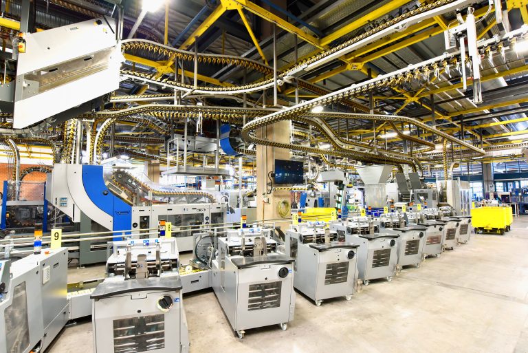 Interieur und Maschinen in einer Großdruckerei - Fliessbänder